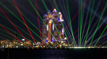 معايدة إماراتية تضيء سماء الفرح بحروف من نور